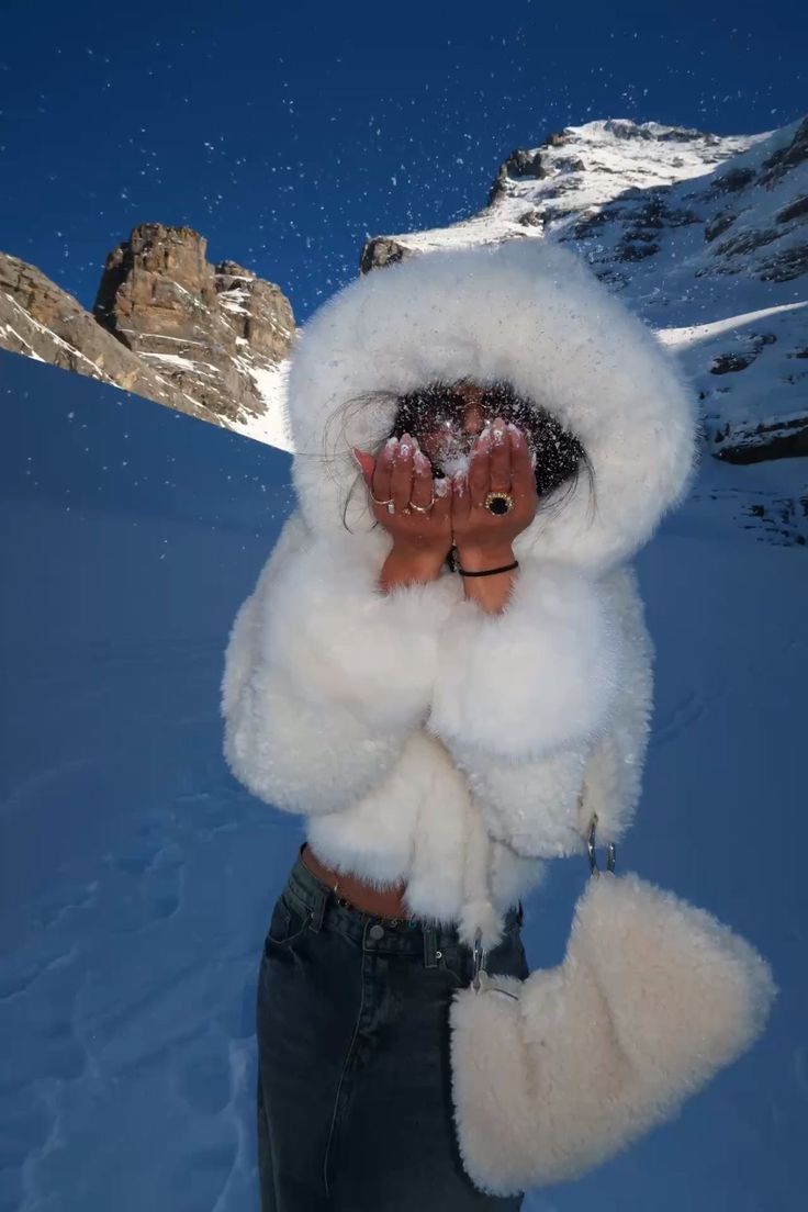 Athena | Manteau tendance à capuche en fausse fourrure Blanc | FormaLuxe
