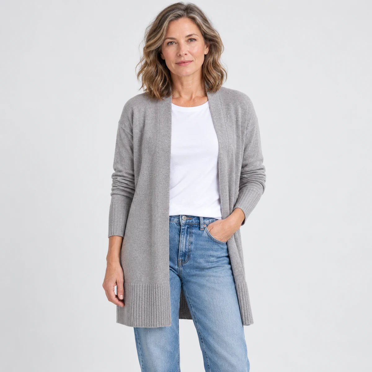 Offener Cardigan in Steingrau – Styling mit weißem Shirt und Jeans