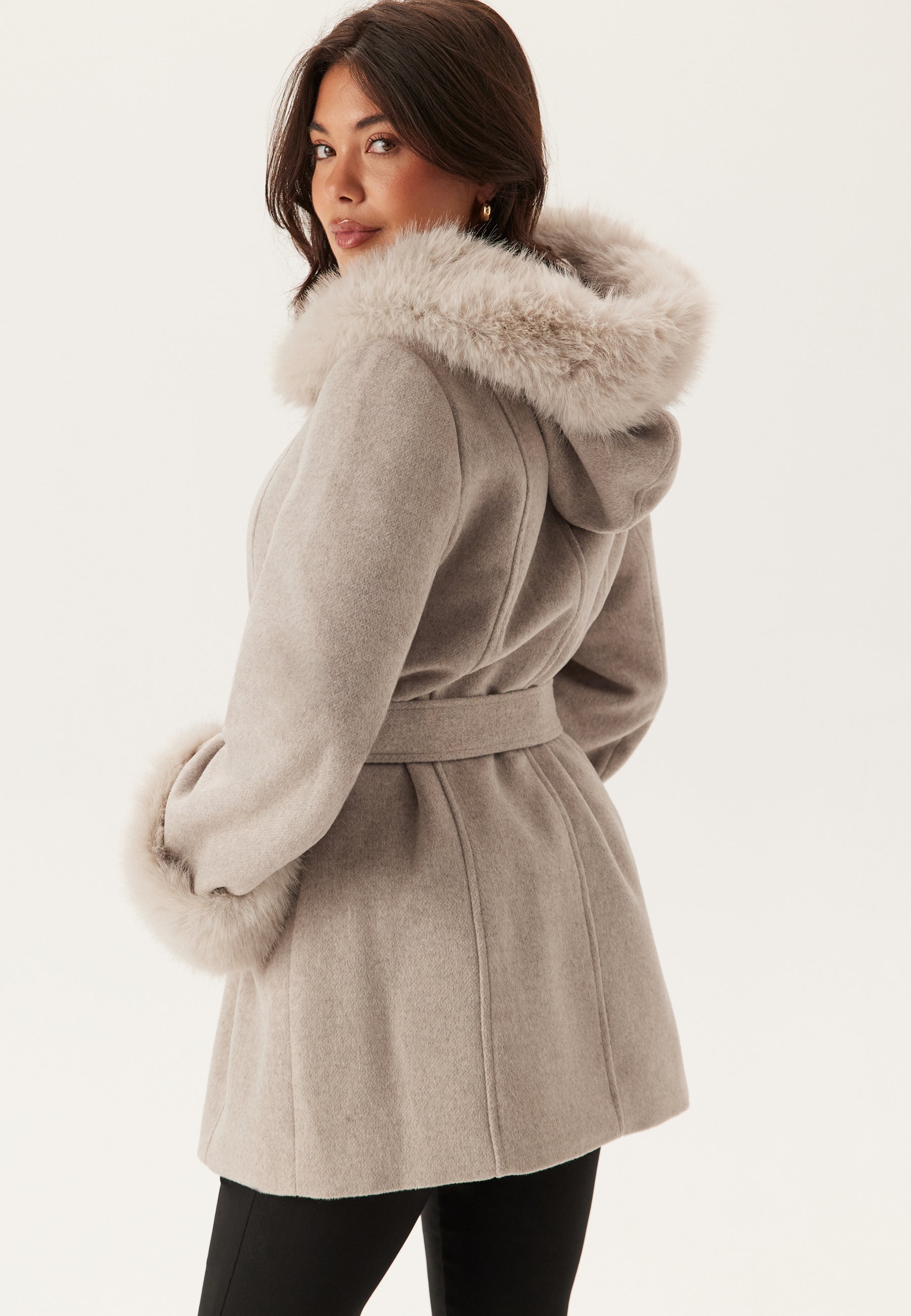 Clara – Urbaner Wollmantel mit Kapuze – Clothes | FormaLuxe