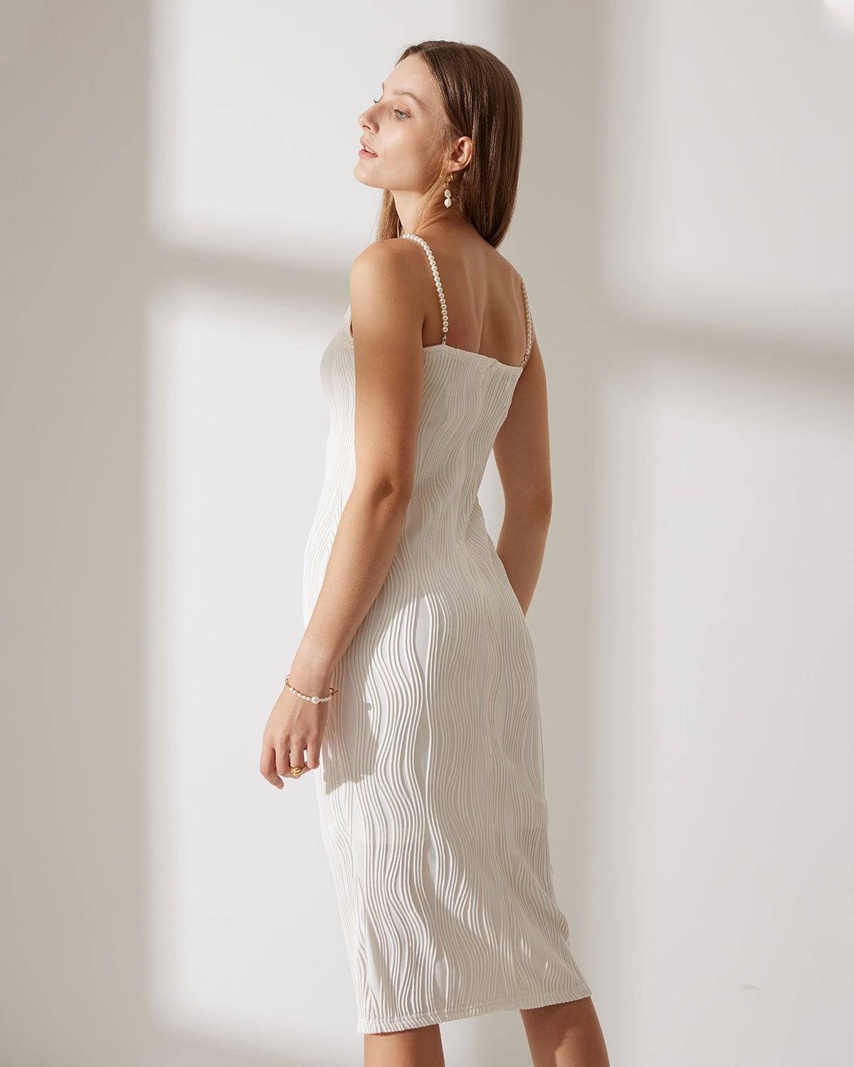 Perla – weißes Midikleid mit Wellenstruktur und Perlenträgern