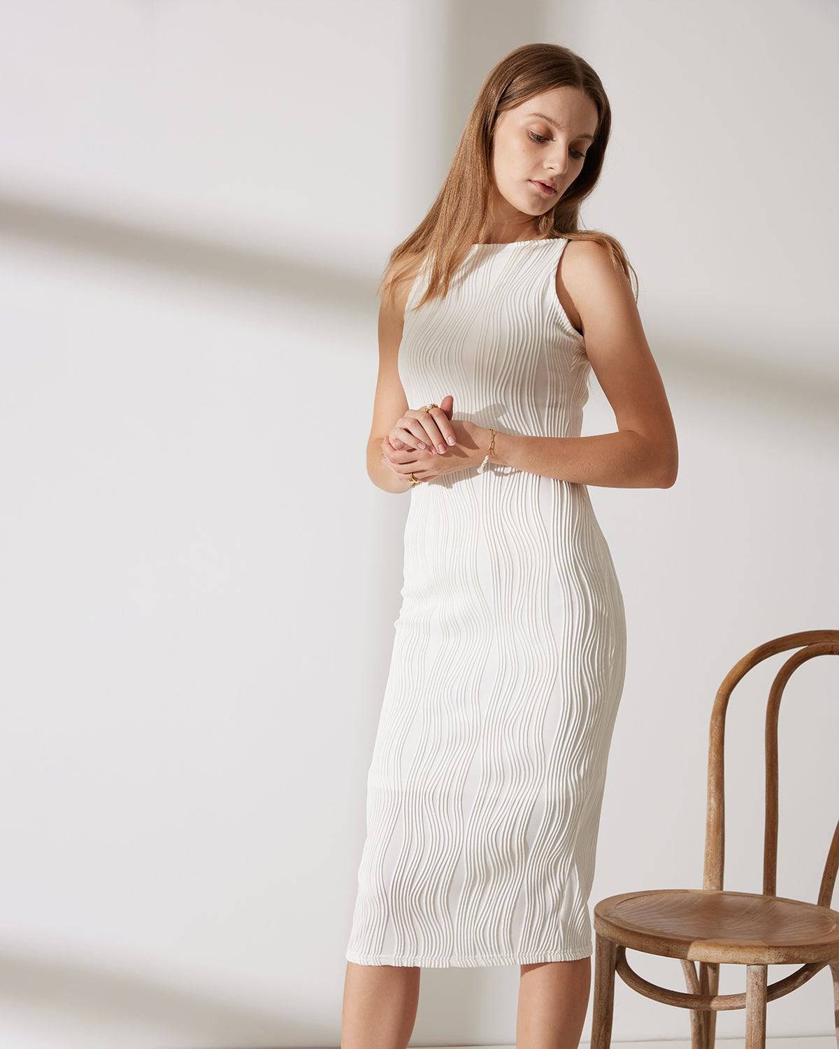 Perla – weißes Midikleid mit Wellenstruktur und Perlenträgern