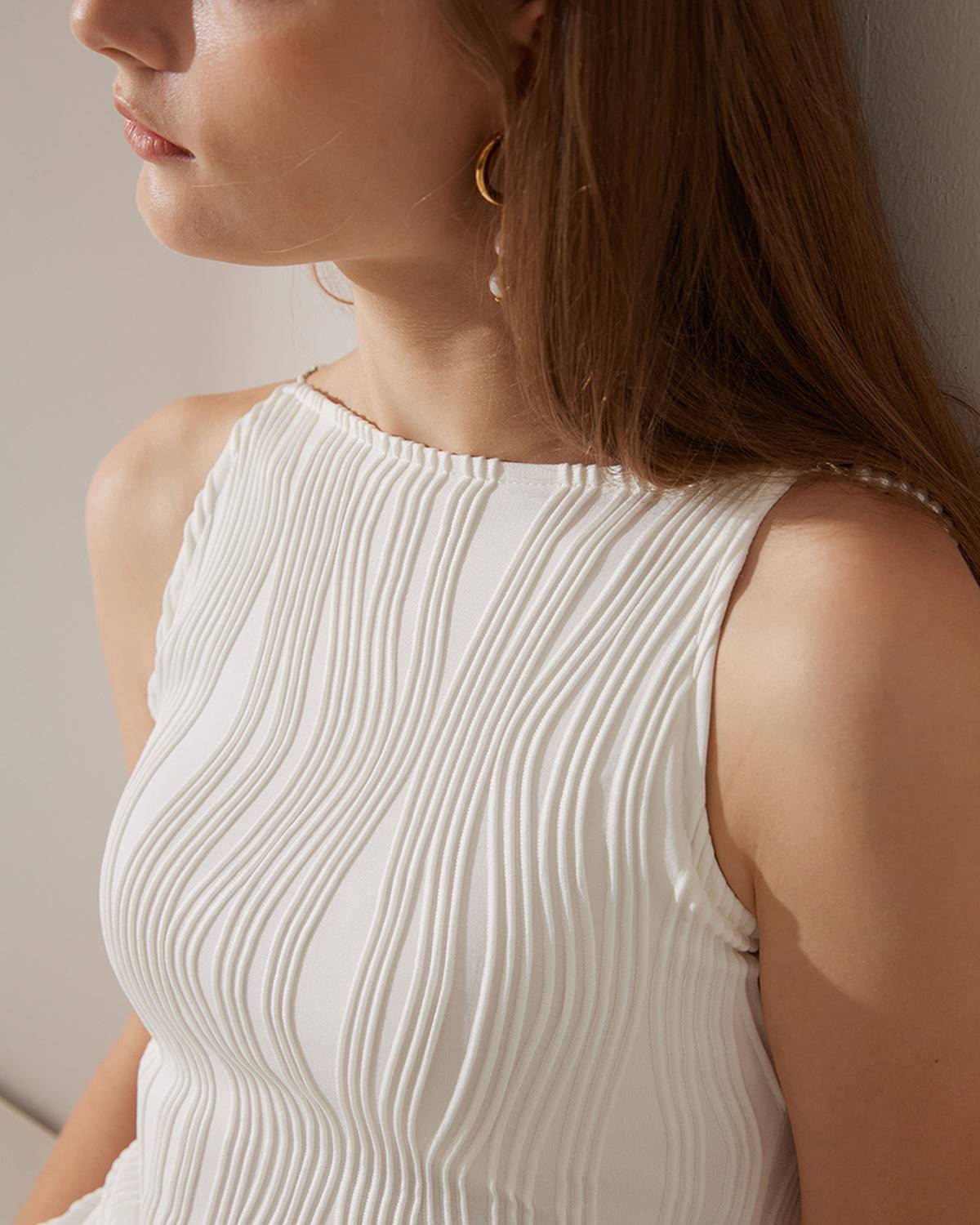 Perla – weißes Midikleid mit Wellenstruktur und Perlenträgern