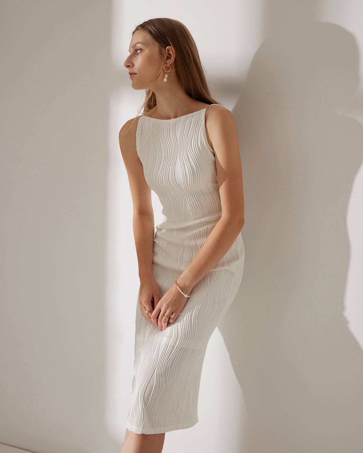 Perla – weißes Midikleid mit Wellenstruktur und Perlenträgern