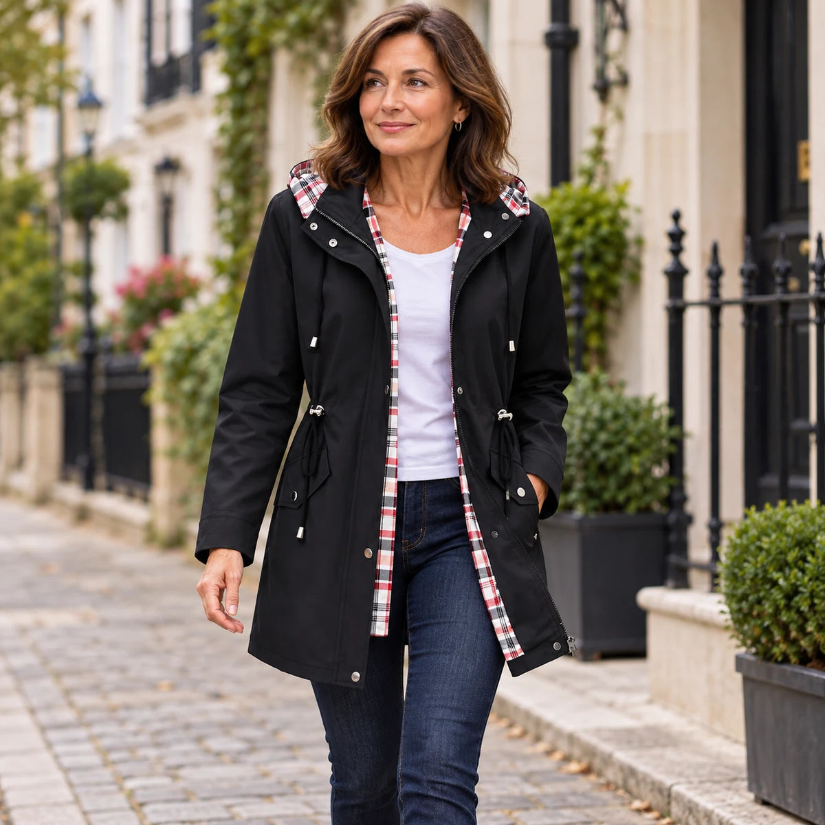 Regenjacke Damen Liv – Schwarze Jacke mit Karofutter im Alltagslook | FormaLuxe
