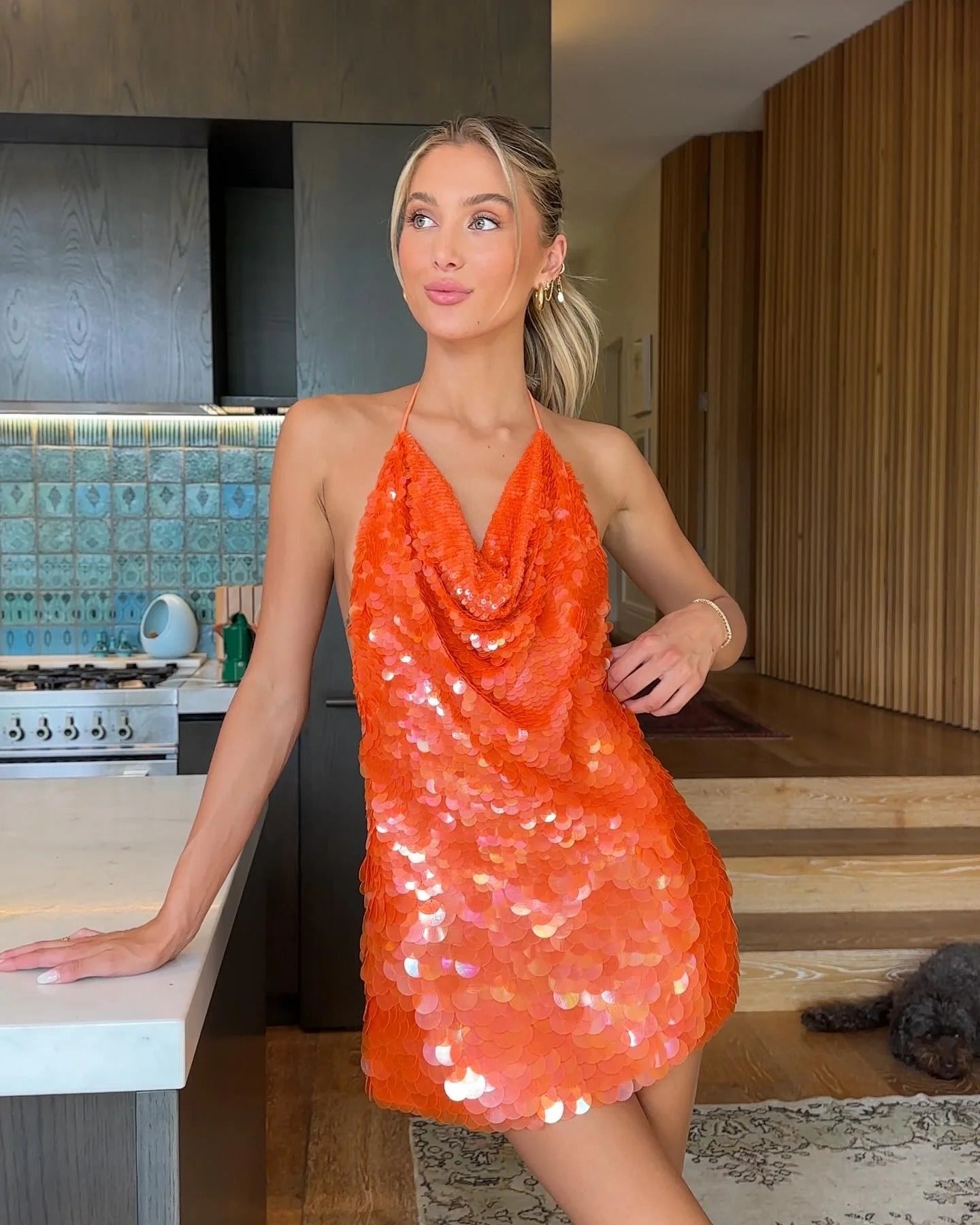 Karina | Neckholder-Minikleid mit Pailletten und Rückenausschnitt Orange | FormaLuxe