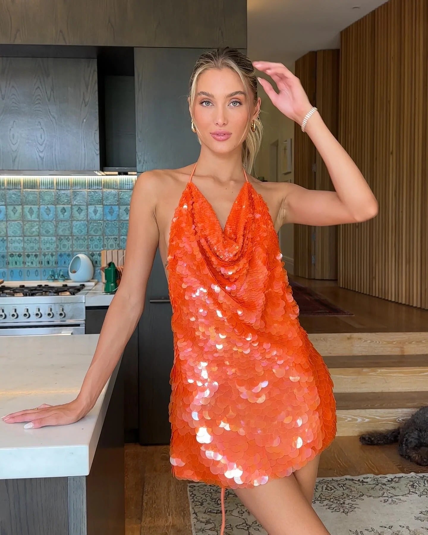 Karina | Neckholder-Minikleid mit Pailletten und Rückenausschnitt Orange | FormaLuxe