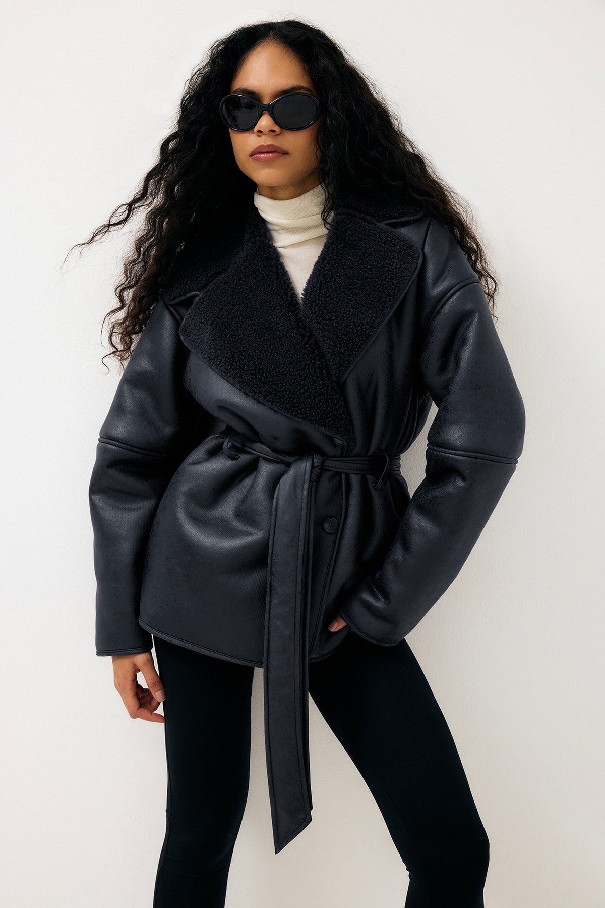 Kunstlederjacke Damen mit Teddyfutter Margot in Dunkelgrau – FormaLuxe