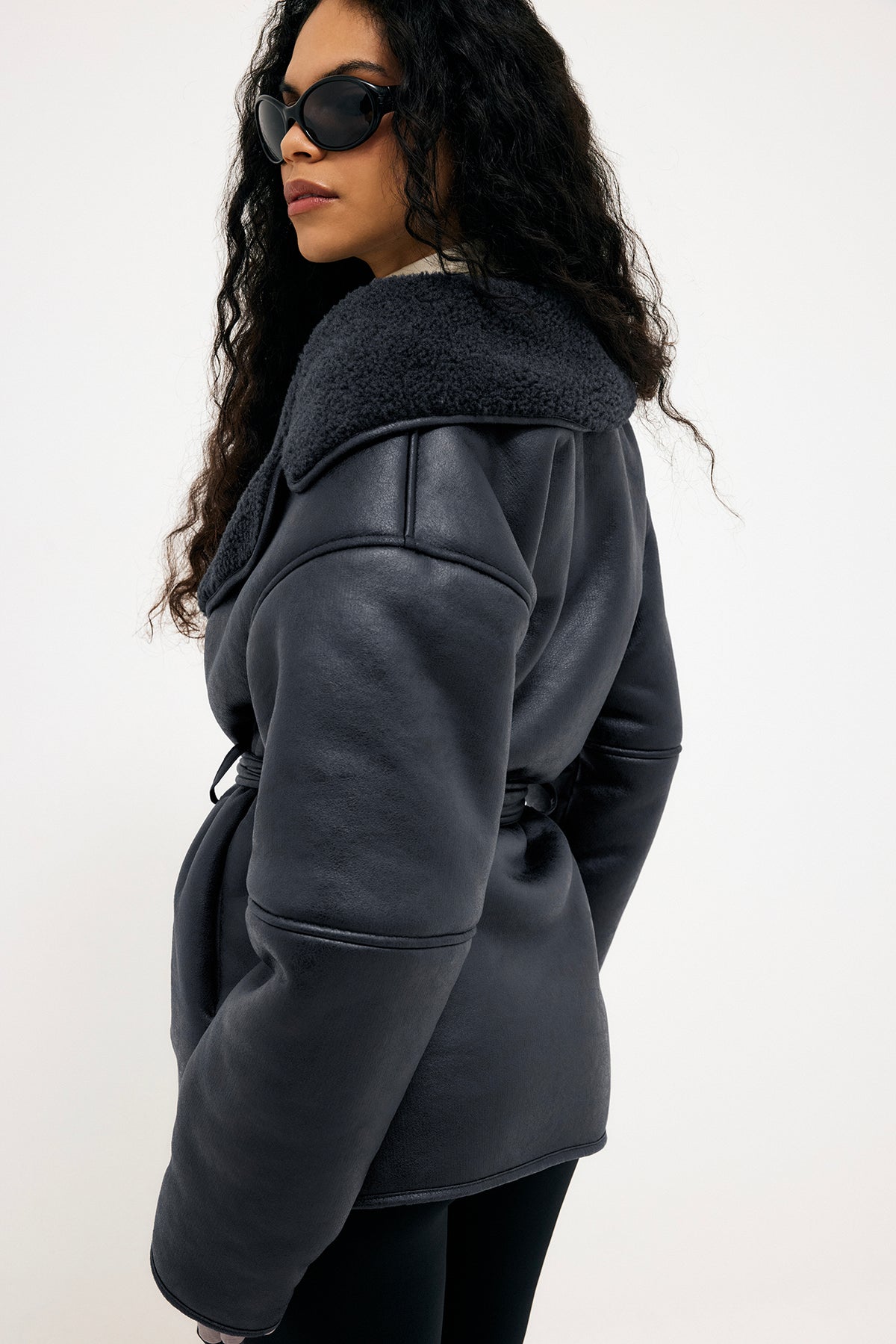 Kunstlederjacke Damen mit Teddyfutter Margot in Dunkelgrau – FormaLuxe