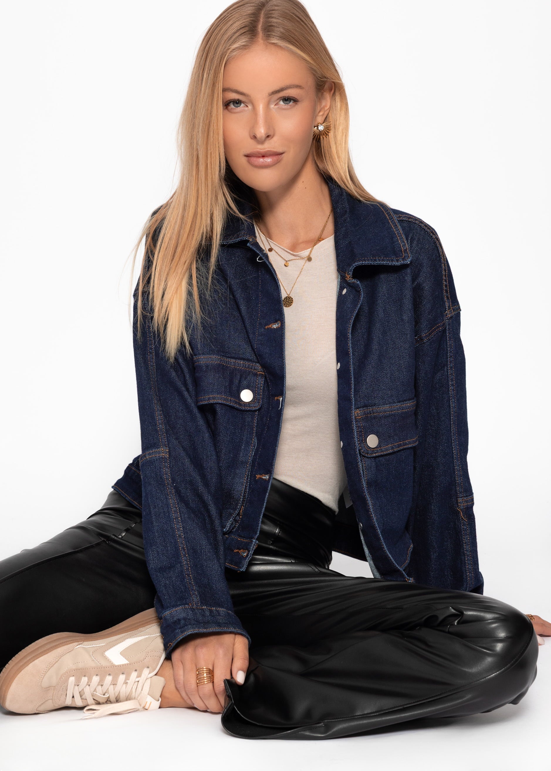 Jeans Jacke mit aufgesetzten Taschen - dunkelblau – Bekleidung > Jacken | FormaLuxe