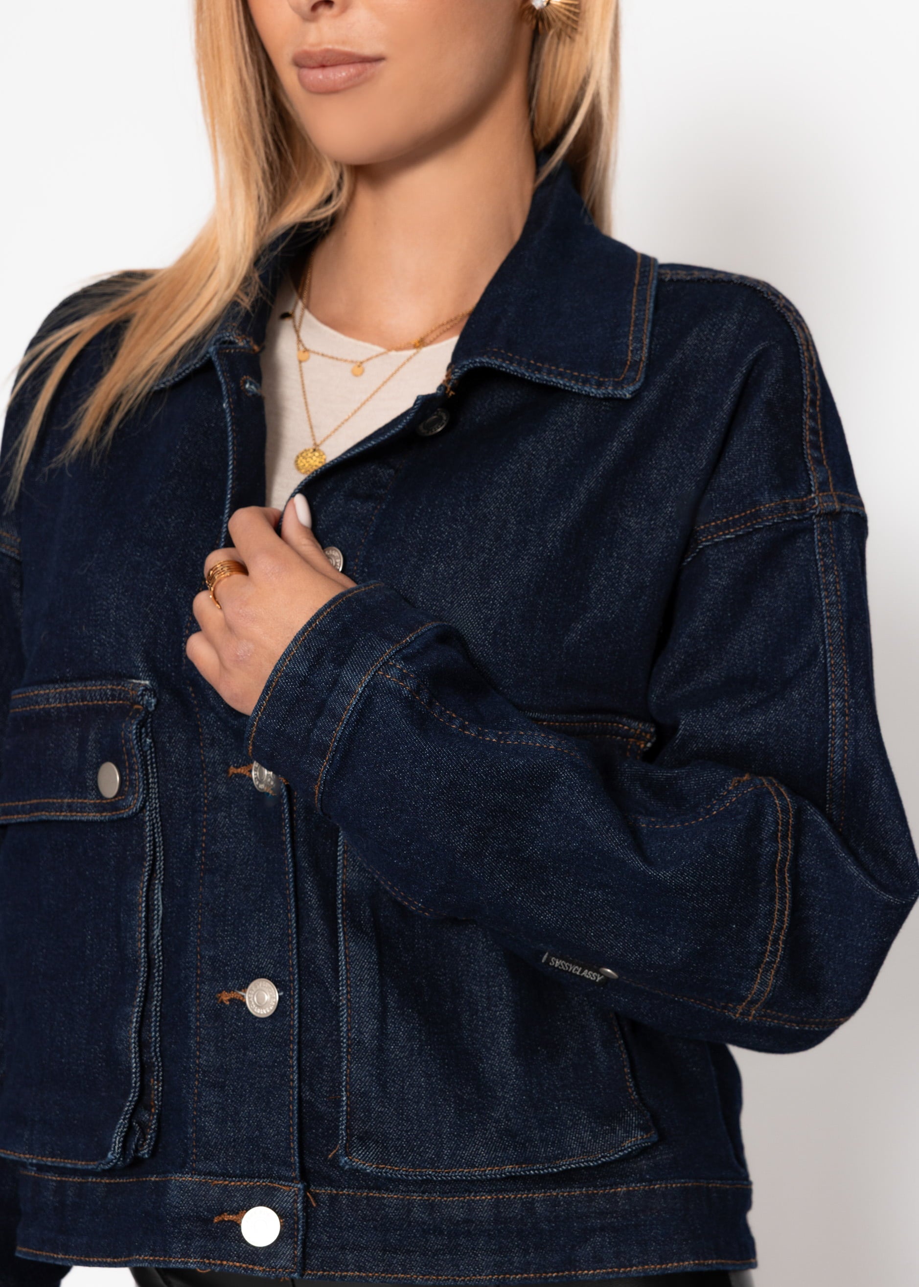 Jeans Jacke mit aufgesetzten Taschen - dunkelblau – Bekleidung > Jacken | FormaLuxe