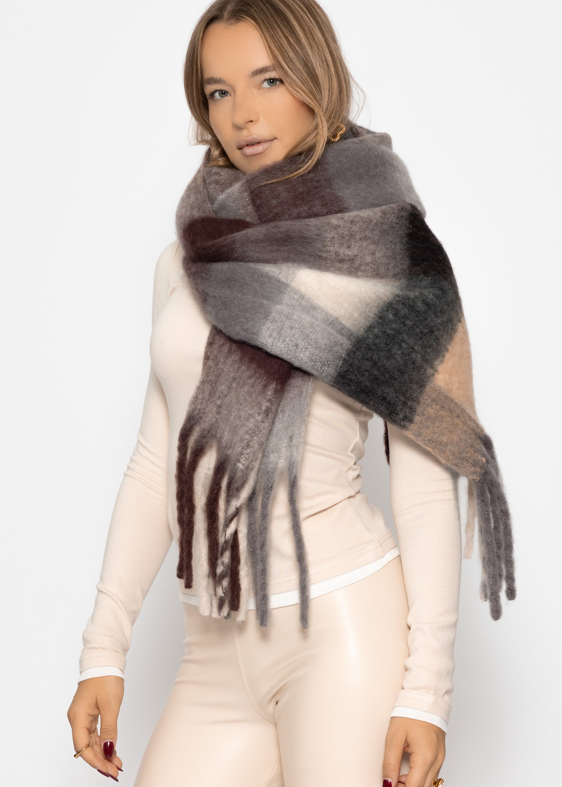 Plaid fluffy scarf with fringes - brown