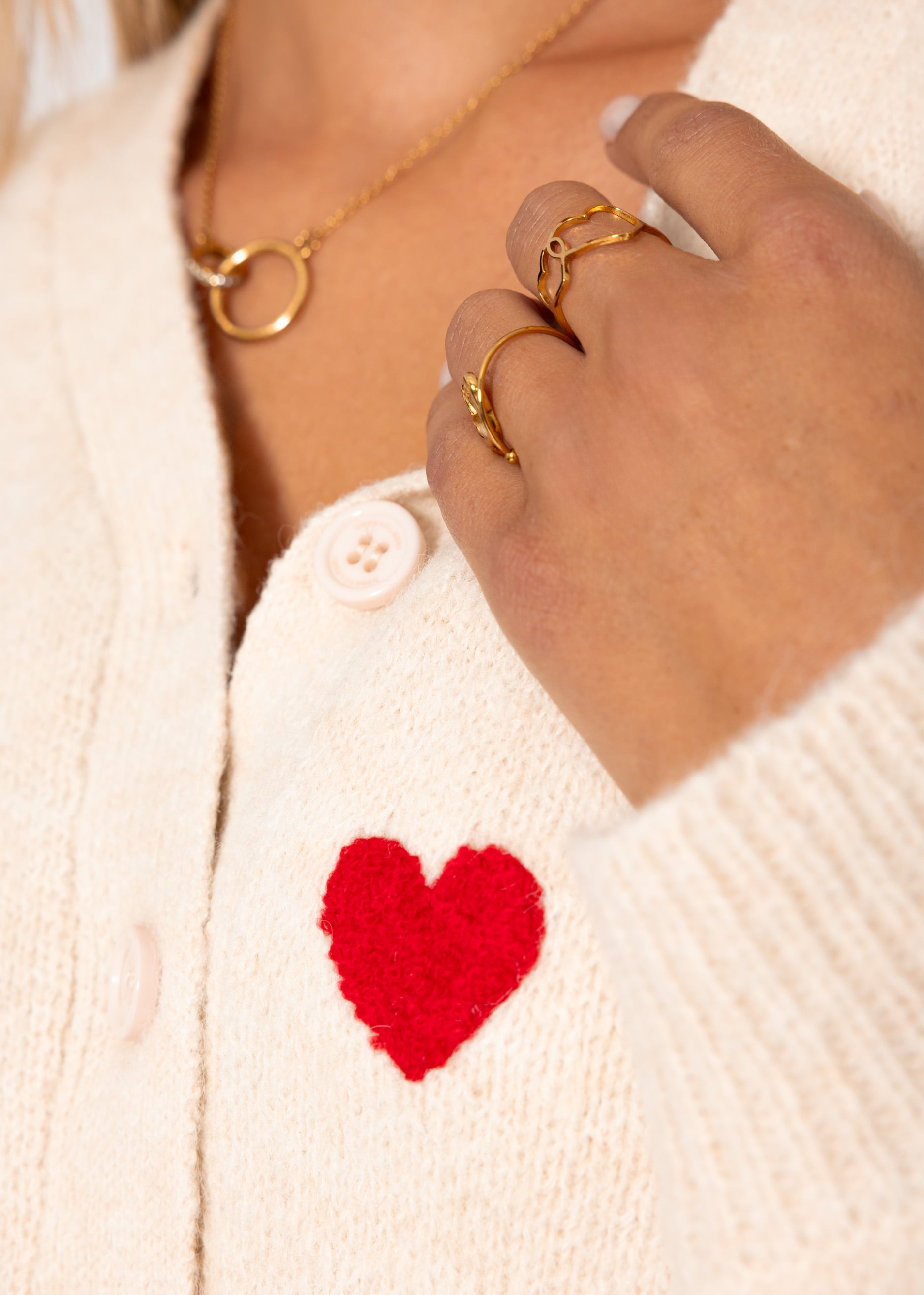 Cardigan mit roten Herzen - offwhite – Bekleidung > Cardigans | FormaLuxe