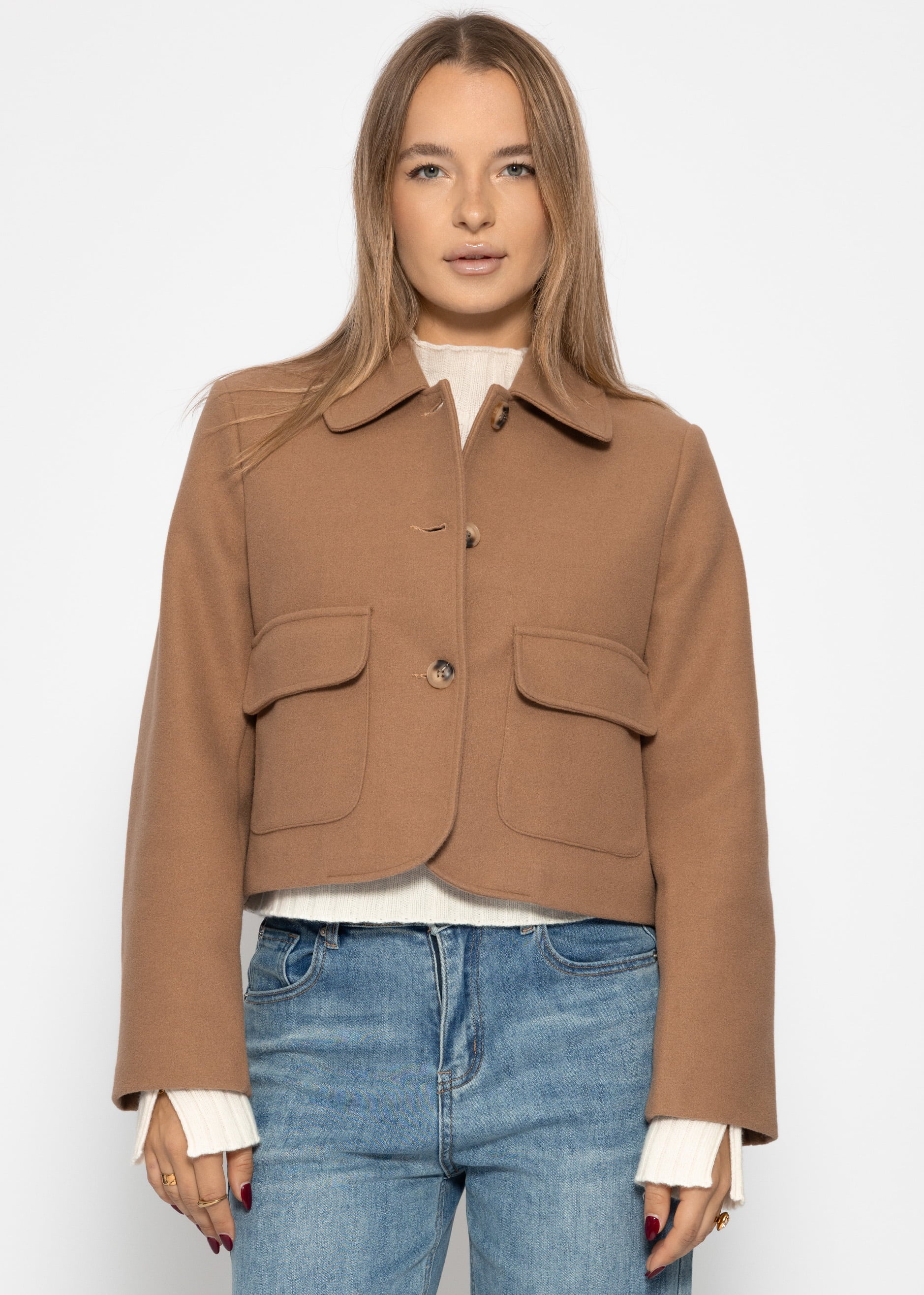Kurze Jacke mit aufgesetzten Taschen - camel – Bekleidung > Jacken | FormaLuxe