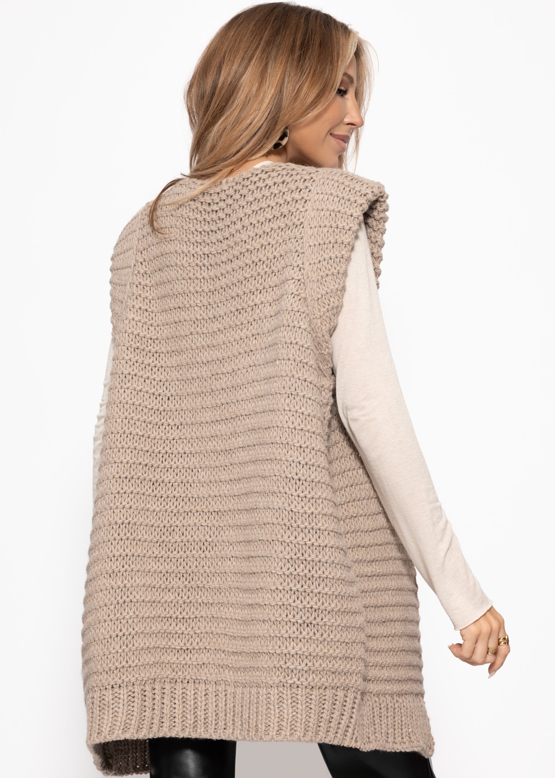 Lange ärmellose Strickweste mit strukturierten Schultern - taupe – Bekleidung > Westen | FormaLuxe