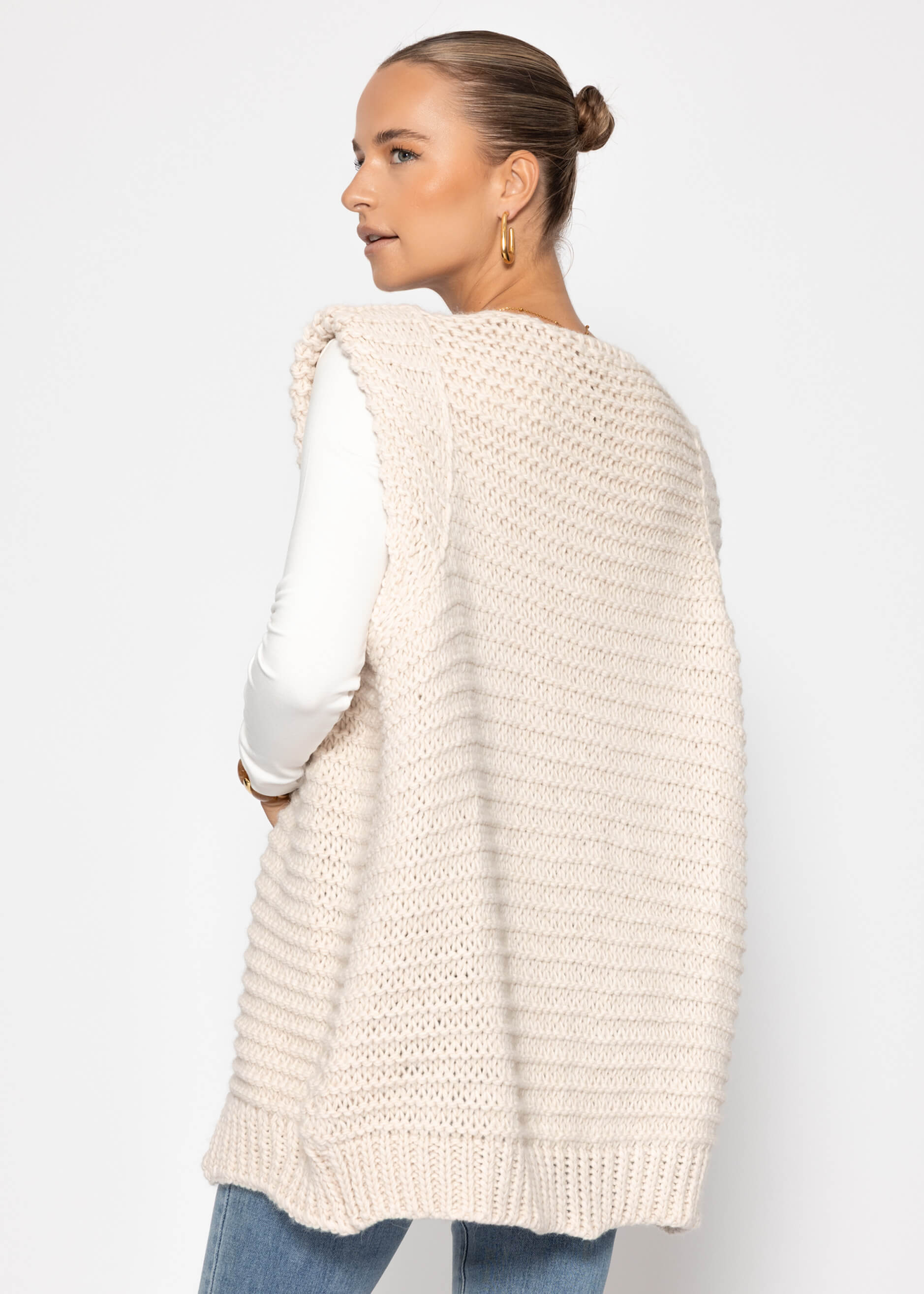 Lange ärmellose Strickweste mit strukturierten Schultern - offwhite – Bekleidung > Westen | FormaLuxe