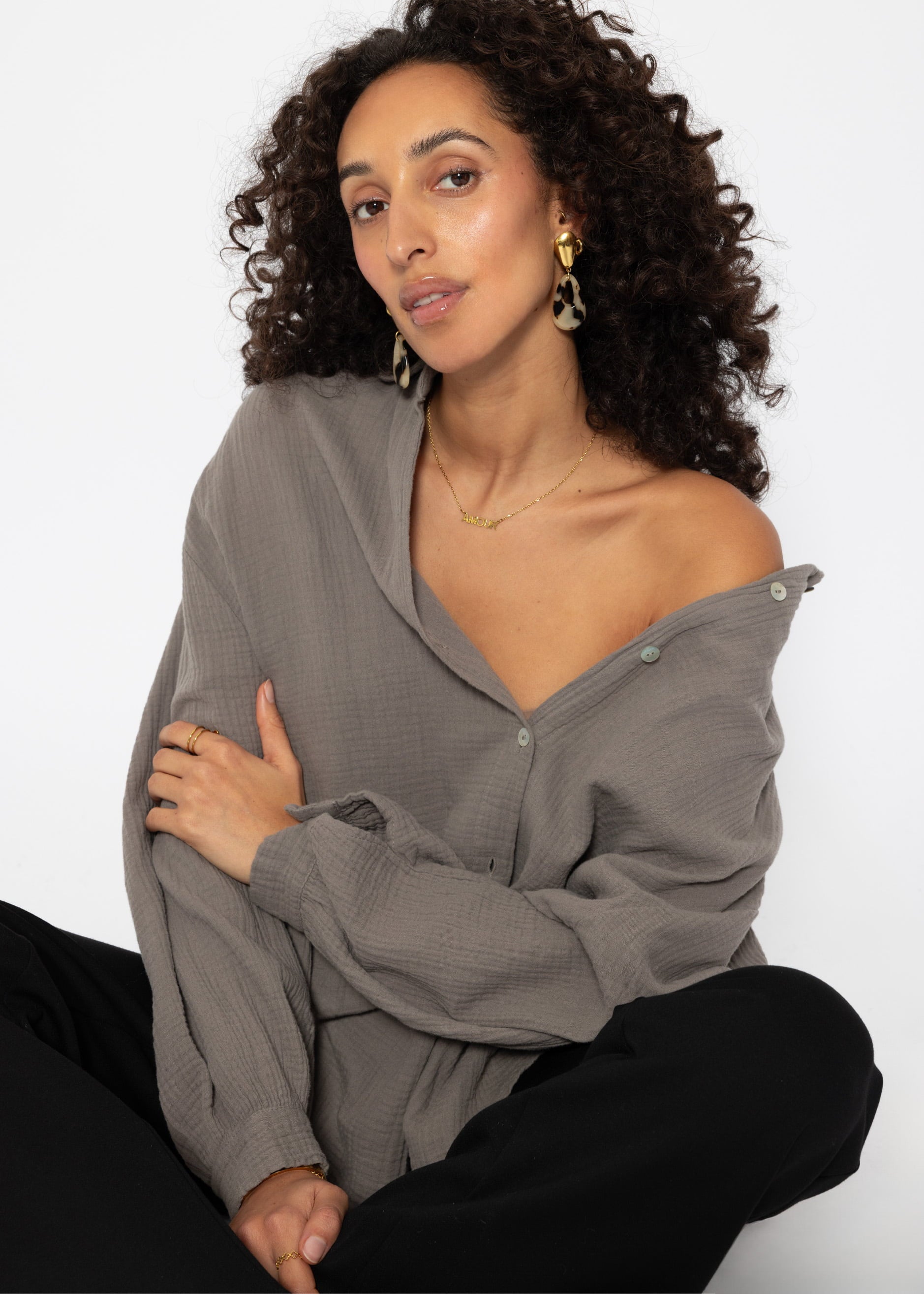 Musselin Bluse oversize, kurz, taupe – Bekleidung > Blusen > Musselin > Oversize | FormaLuxe