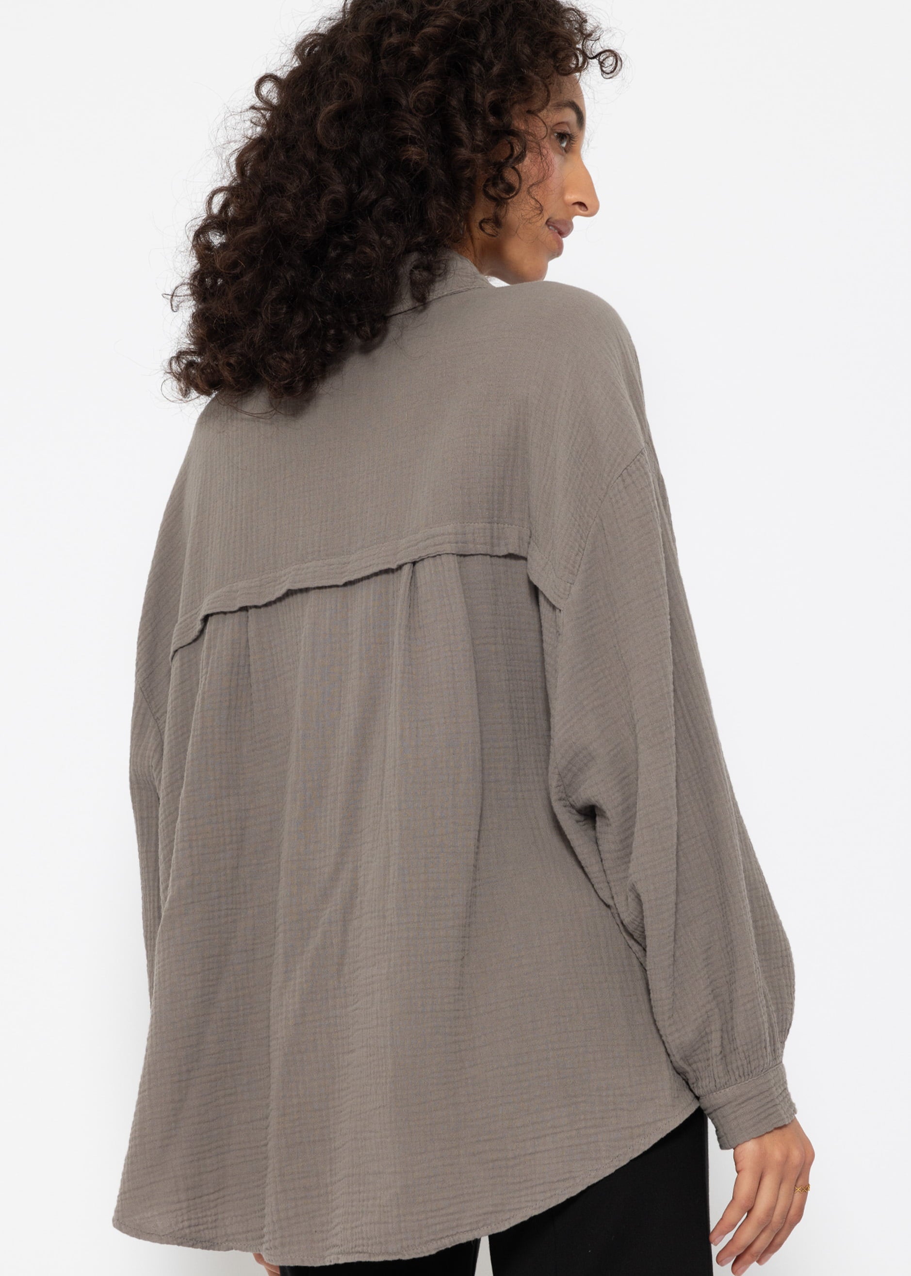Musselin Bluse oversize, kurz, taupe – Bekleidung > Blusen > Musselin > Oversize | FormaLuxe