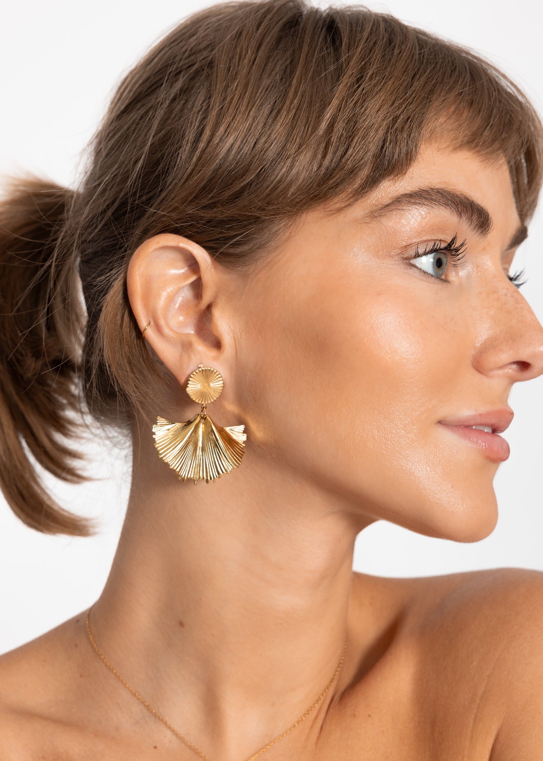 Ohrstecker mit Anhänger - gold – Schmuck > Ohrringe | FormaLuxe