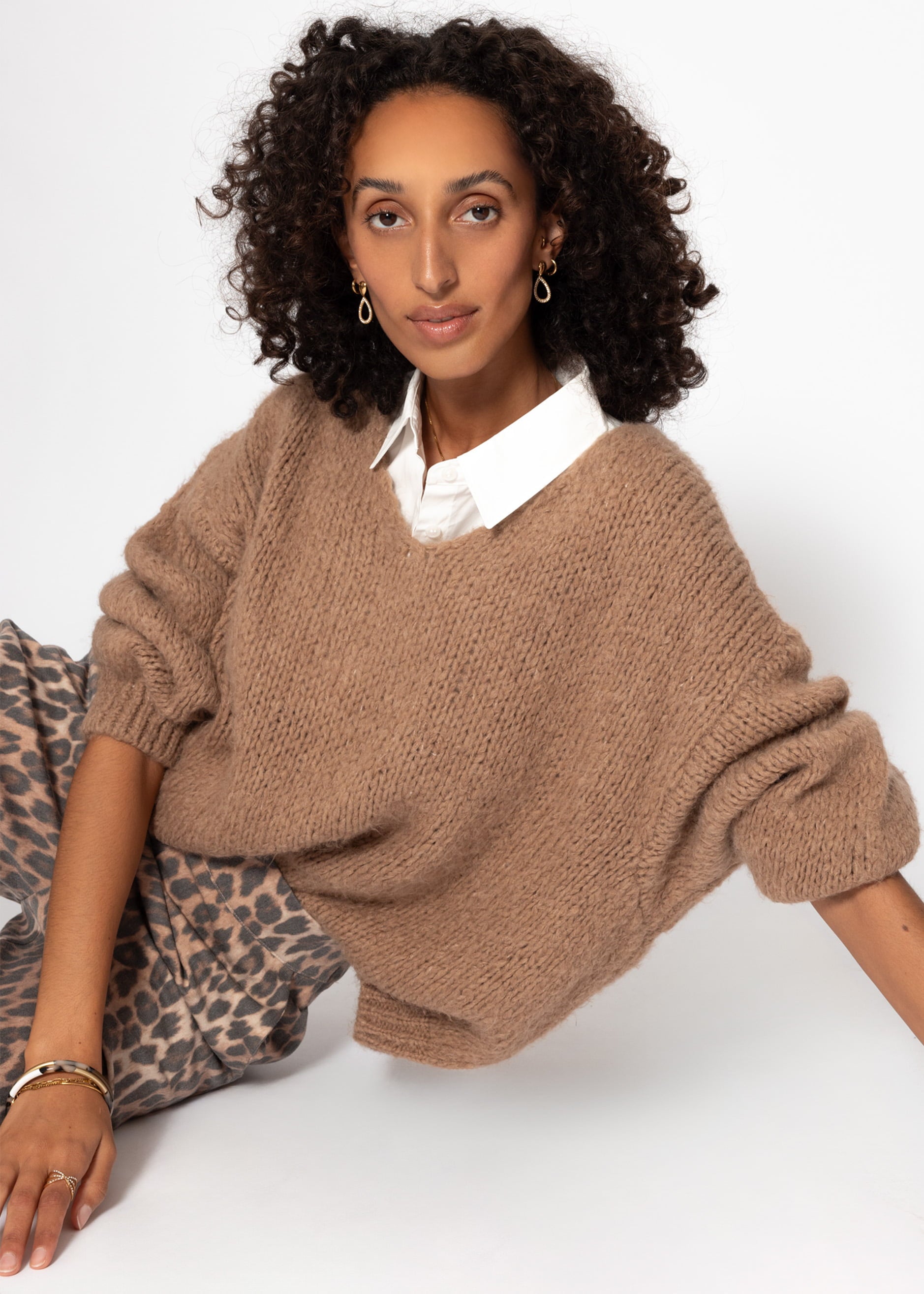 Oversize Pullover mit V-Ausschnitt - hellbraun – Bekleidung > Pullover | FormaLuxe
