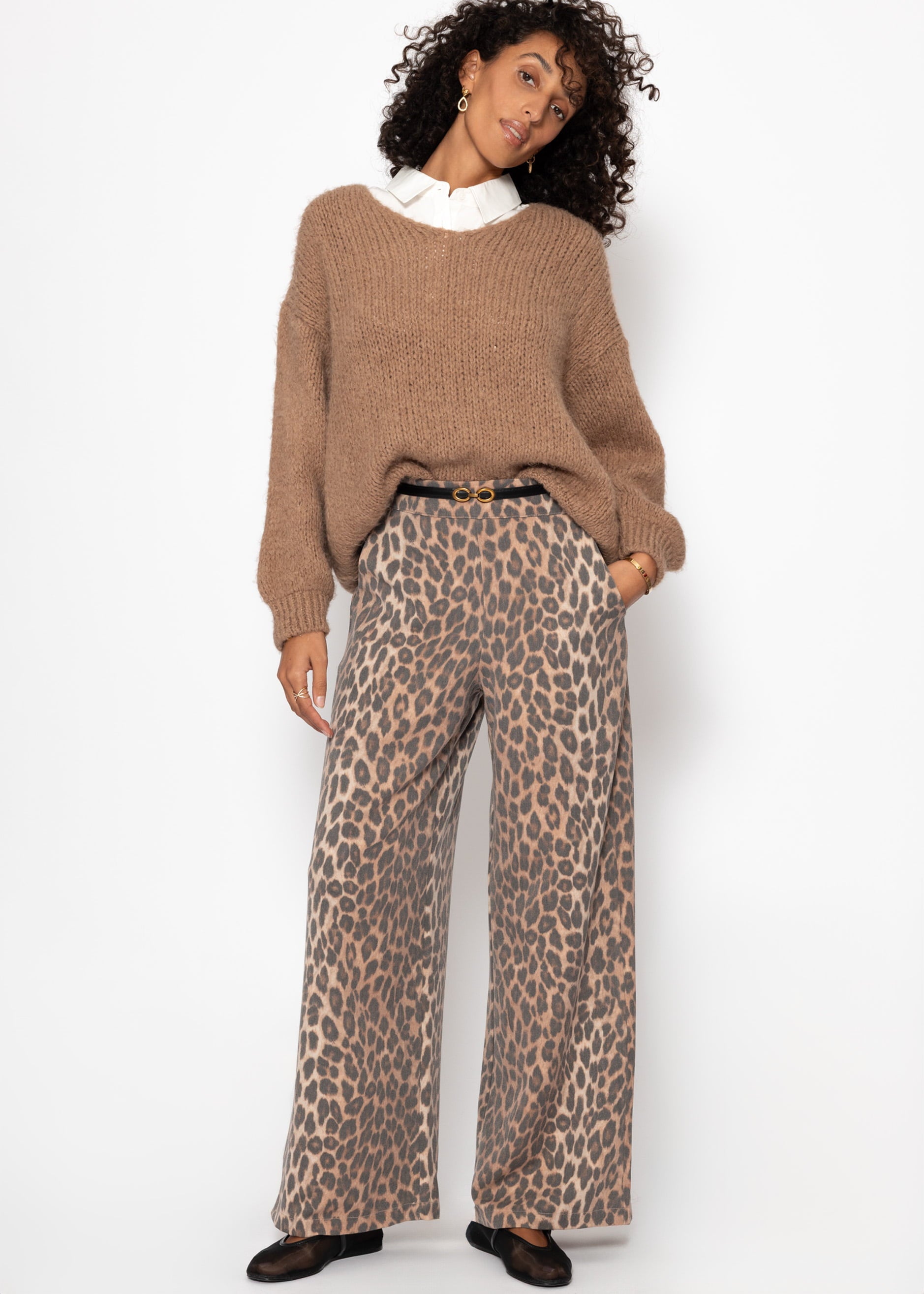 Oversize Pullover mit V-Ausschnitt - hellbraun – Bekleidung > Pullover | FormaLuxe