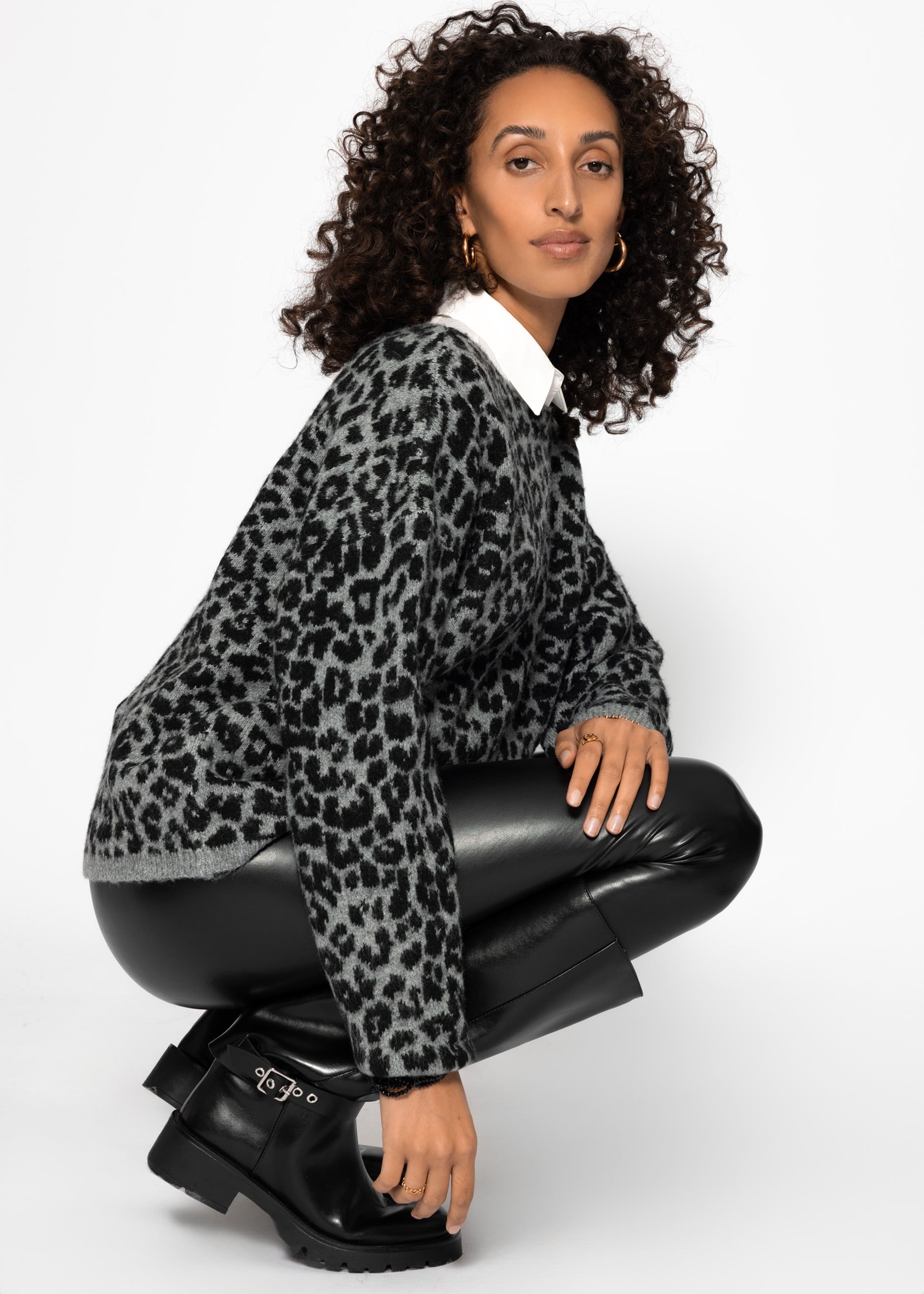 Pullover mit Leo-Muster - hellgrau – Bekleidung > Pullover | FormaLuxe