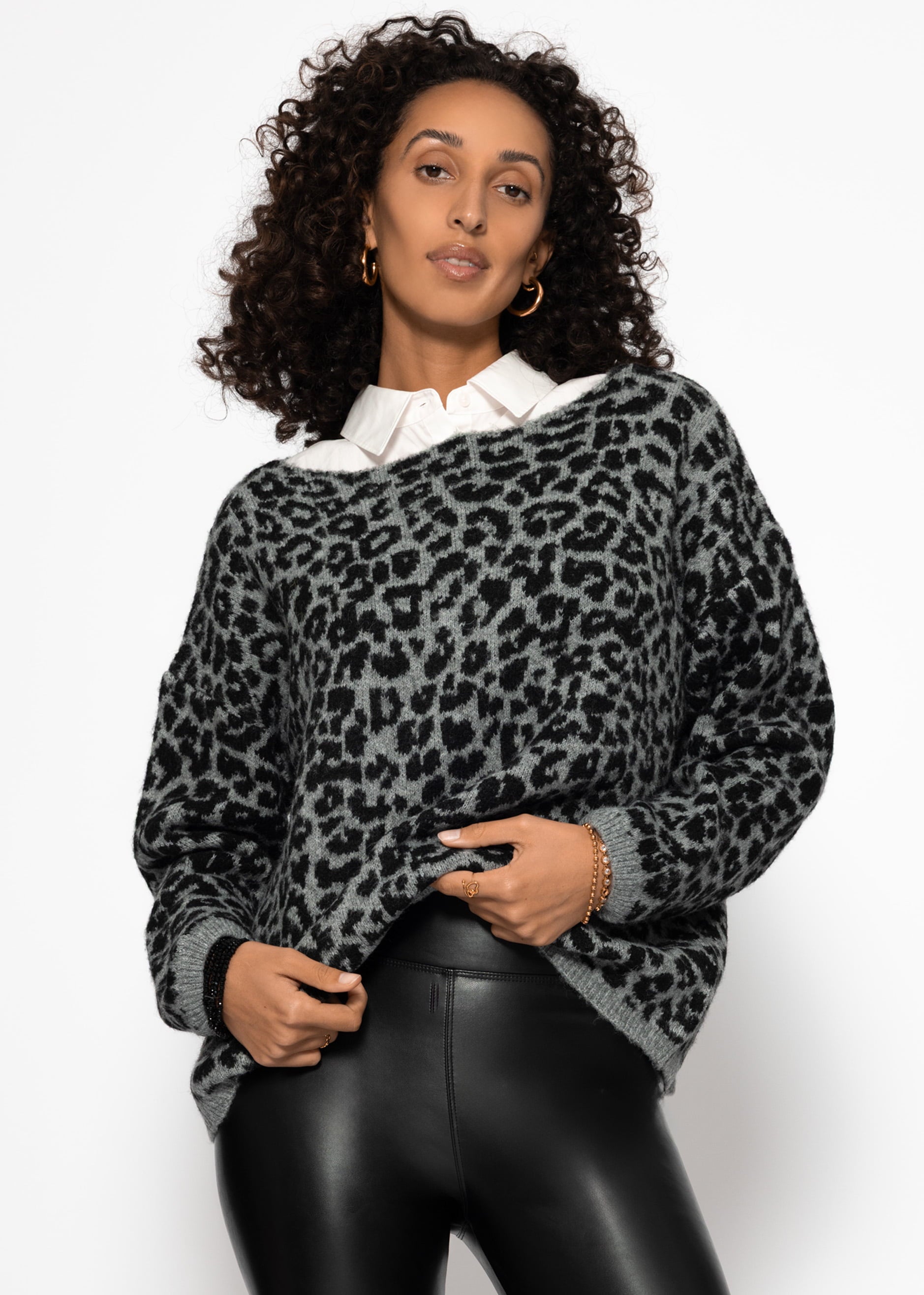Pullover mit Leo-Muster - hellgrau – Bekleidung > Pullover | FormaLuxe