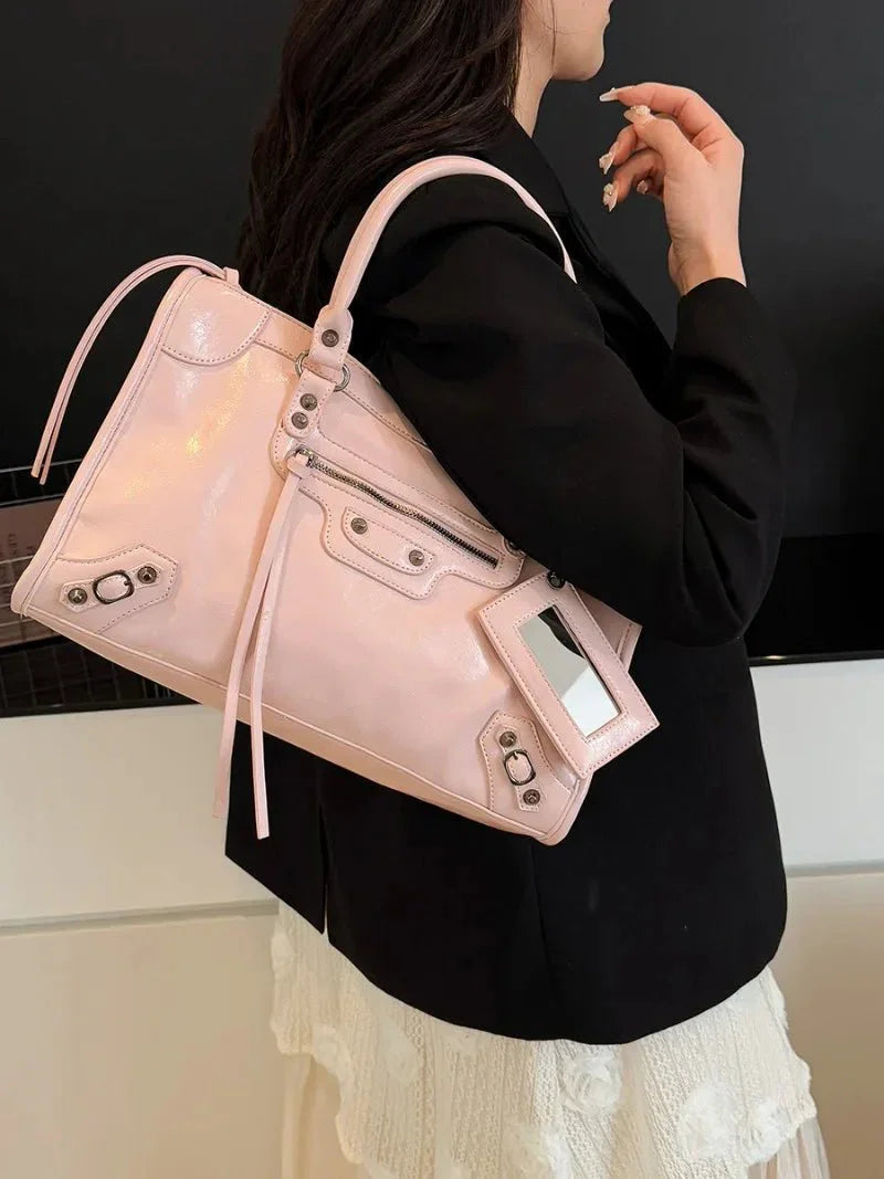 Carmela- Stylish Handbag with Spacious Interior & Minimalist Design Black | FormaLuxe