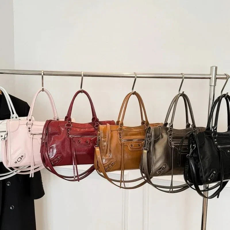 Carmela- Stylish Handbag with Spacious Interior & Minimalist Design Black | FormaLuxe