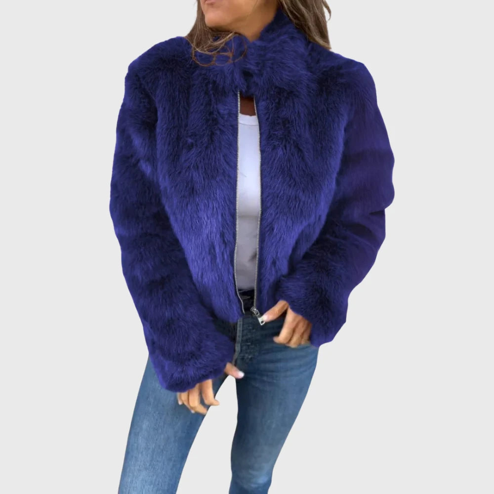 Teddyjacke Damen Alva mit Reißverschluss – Blau, Vorderansicht an einem Model | FormaLuxe